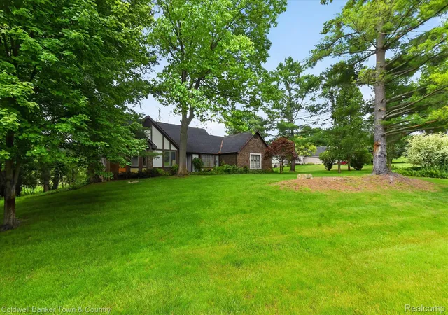 Photo 2 of Single family home for sale at 6656 Snowshoe Ln, Brighton, MI 48116 | MLS# 20261045774 | Listing updated on 2026-06-21