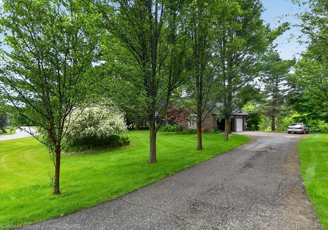 Photo 4 of Single family home for sale at 6656 Snowshoe Ln, Brighton, MI 48116 | MLS# 20261045774 | Listing updated on 2026-06-21