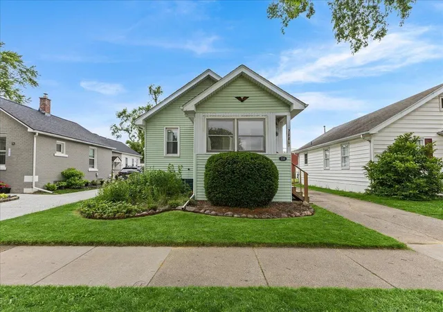 Photo 1 of Sale Pending at 256 W Tacoma St, Clawson, MI 48017 | MLS# 81026030160 | Listing updated on 2026-06-21
