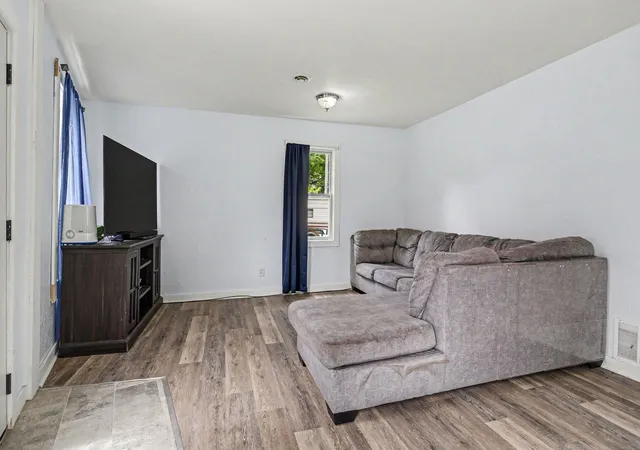 4th image of 307 E Telegraph St, Dowagiac, MI 49047 | MLS# 69026030173