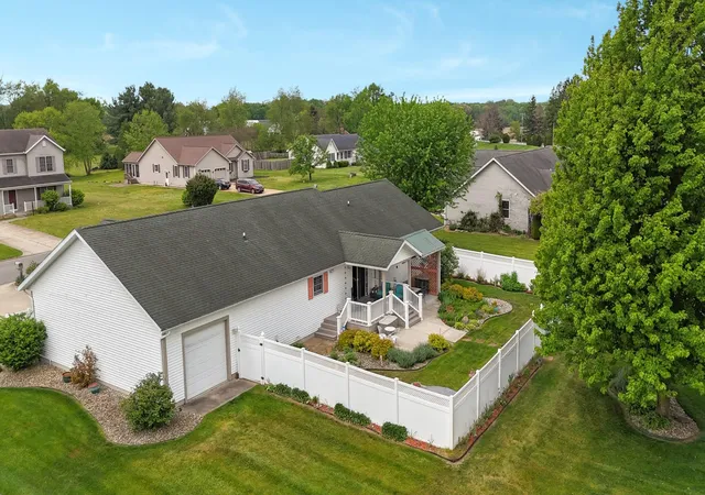3rd image of 29390 Saddlebred Ln, Dowagiac, MI 49047 | MLS# 69026030183