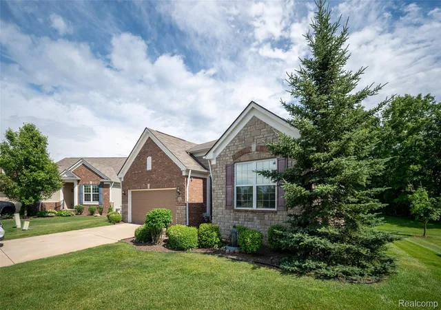 Listing Photo 4 - Condo for sale in building located at 292 Bryce Ct, Howell, MI 48843