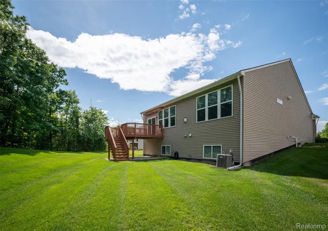 Listing Photo 5 - Condo for sale in building located at 292 Bryce Ct, Howell, MI 48843