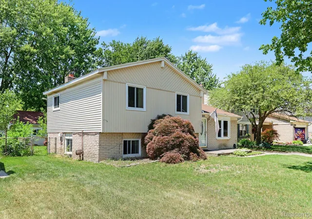 Photo 4 of Single family home for sale at 43171 Hartwick Dr, Sterling Heights, MI 48313 | MLS# 20261046033 | Listing updated on 2026-08-17