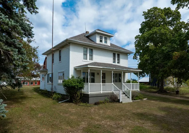 Photo 3 of Single family home for sale at 402 W Chapman Rd, Mount Pleasant, MI 48858 | MLS# 79080069894 | Listing updated on 2026-09-17