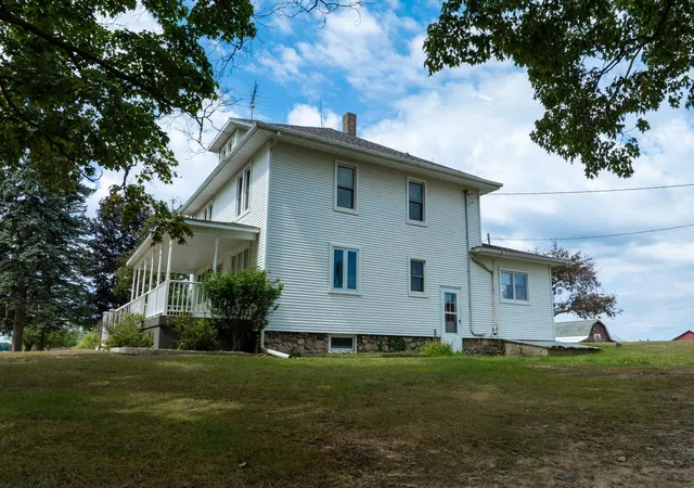 Photo 3 of Single family home for sale at 402 W Chapman Rd, Mount Pleasant, MI 48858 | MLS# 79080069894 | Listing updated on 2026-09-17