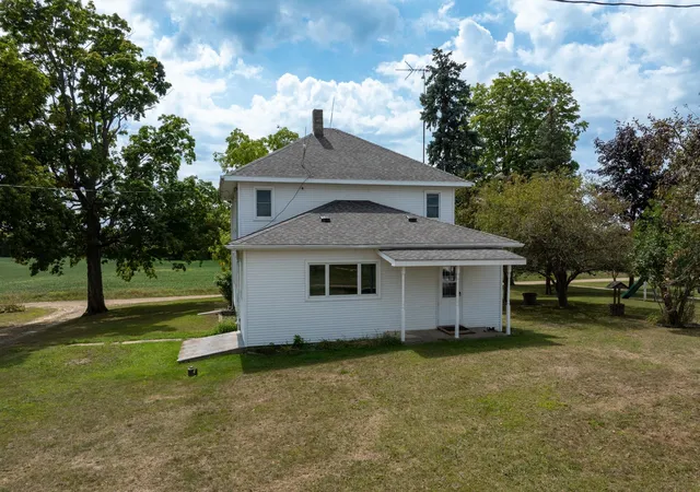 Photo 4 of Single family home for sale at 402 W Chapman Rd, Mount Pleasant, MI 48858 | MLS# 79080069894 | Listing updated on 2026-09-17