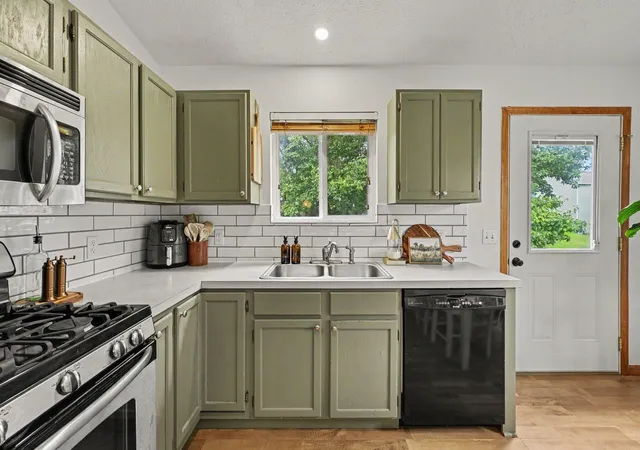 4th image of 3053 Burritt St NW, Grand Rapids, MI 49504 | MLS# 65026030280