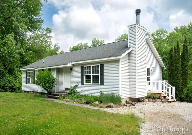 Photo 3 of Single family home for sale at 2670 Grand River Dr Ne, Grand Rapids, MI 49525 | MLS# 65026030287 | Listing updated on 2026-09-08