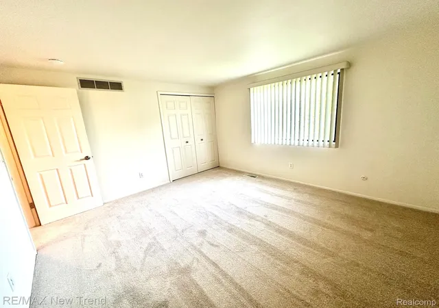 2nd image of 26949 Farmbrook Villa Dr, Southfield, MI 48034