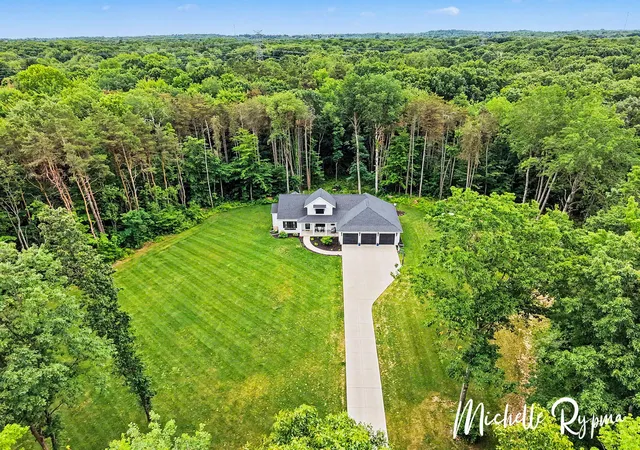 3rd image of 5812 Timber Bluff Trl, Fennville, MI 49408 | MLS# 71026030309