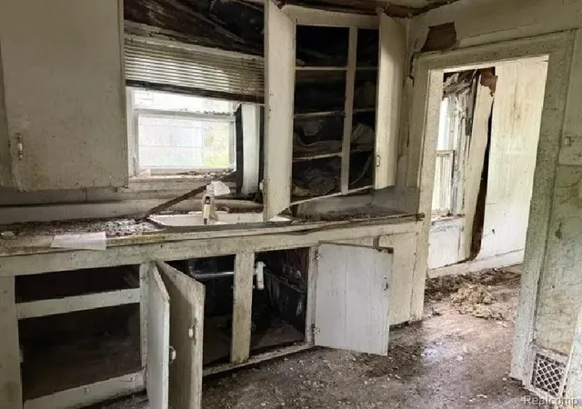 Photo 3 of Single family home for sale at 420 E Dayton St, Flint, MI 48505 | MLS# 20261046133 | Listing updated on 2026-06-19
