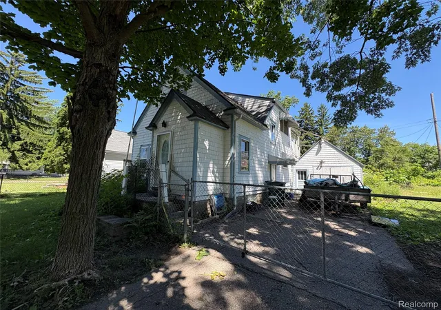 2nd image of 818 Loa St, Lansing, MI 48910 | MLS# 20261046152