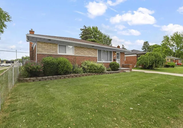 3rd image of 28450 Suburban Dr, Warren, MI 48088 | MLS# 58050211919