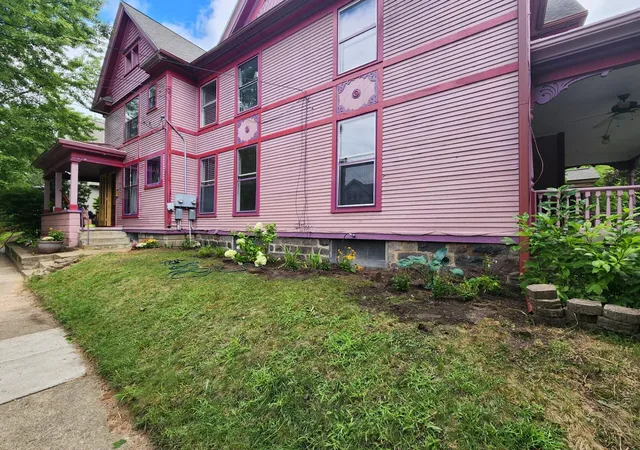 2nd image of 300 Eureka Ave SE, Grand Rapids, MI 49506