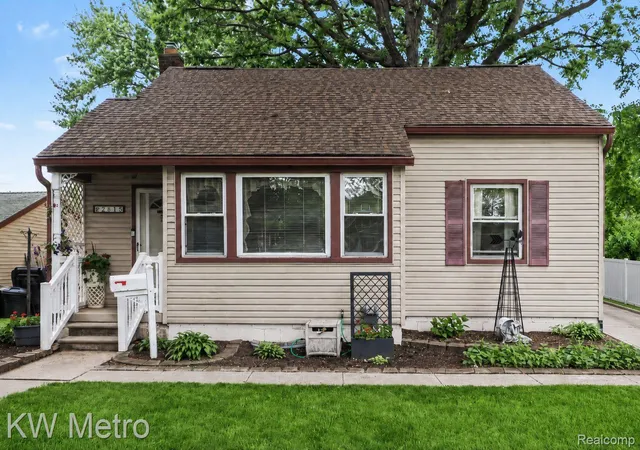 Photo 3 of Single family home for sale at 2815 Ellwood Ave, Berkley, MI 48072 | MLS# 20261046221 | Listing updated on 2026-06-20
