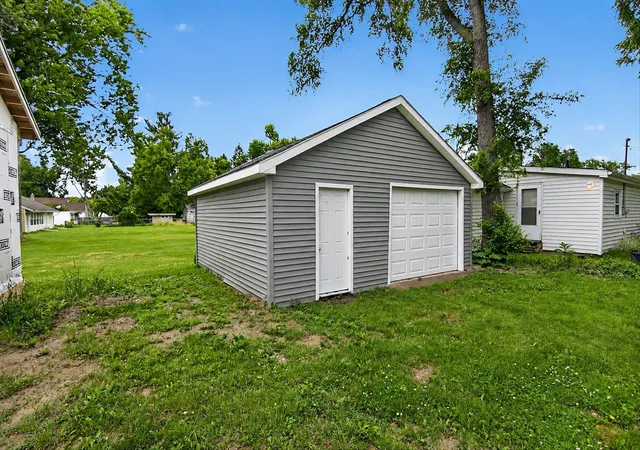 2nd image of 707 Lowell Ave, Jackson, MI 49202 | MLS# 81026030406