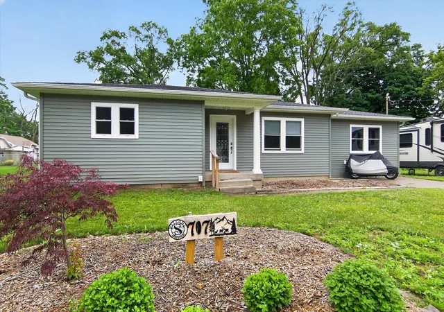 1st image of 707 Lowell Ave, Jackson, MI 49202 | MLS# 81026030406