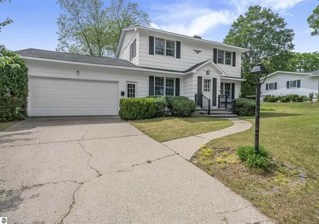 Photo 3 of Single family home for sale at 424 Crestview Pl, Cadillac, MI 49601 | MLS# 72026030433 | Listing updated on 2026-06-18
