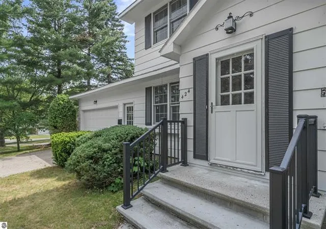 Photo 3 of Single family home for sale at 424 Crestview Pl, Cadillac, MI 49601 | MLS# 72026030433 | Listing updated on 2026-06-18