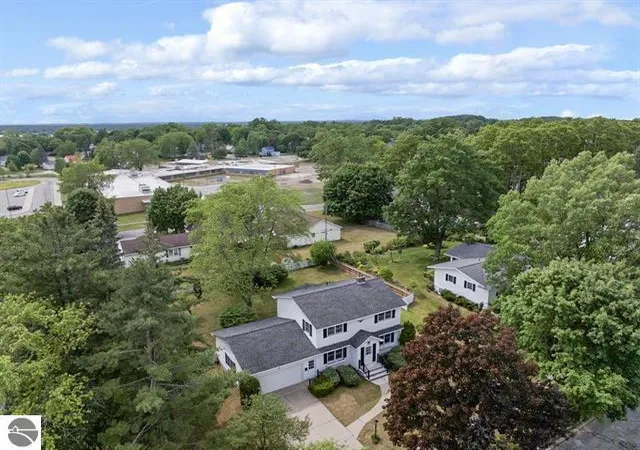Photo 4 of Single family home for sale at 424 Crestview Pl, Cadillac, MI 49601 | MLS# 72026030433 | Listing updated on 2026-06-18