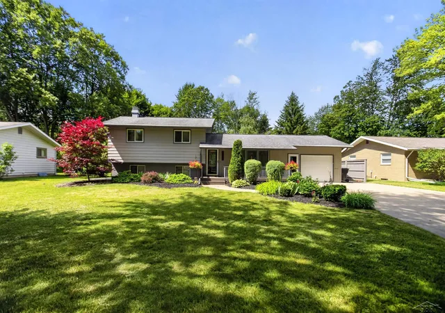 Photo 1 of Single family home for sale at 2112 Hillgrove Pkwy, Midland, MI 48642 | MLS# 61050211957 | Listing updated on 2026-06-19