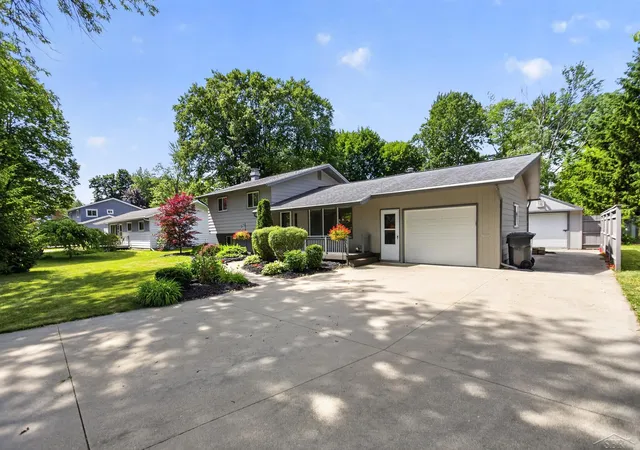 Photo 2 of Single family home for sale at 2112 Hillgrove Pkwy, Midland, MI 48642 | MLS# 61050211957 | Listing updated on 2026-06-19