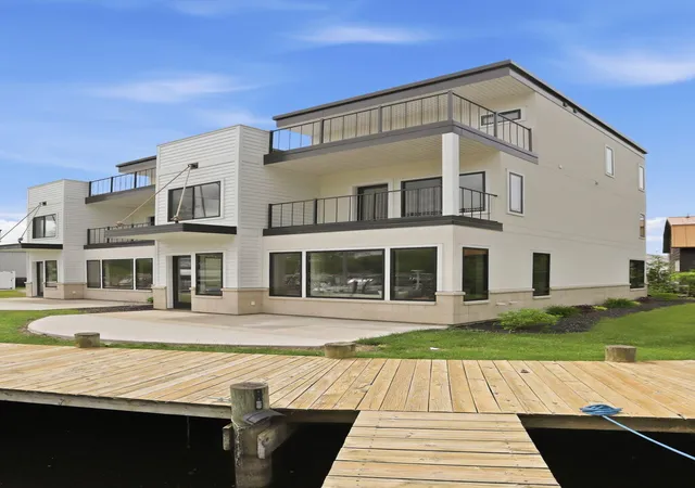 4th image of 1 N Bailey Ave, South Haven, MI 49090