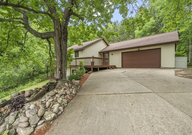 Photo 3 of Single family home for sale at 804 Arbutus Dr, Cadillac, MI 49601 | MLS# 78080069932 | Listing updated on 2026-09-07