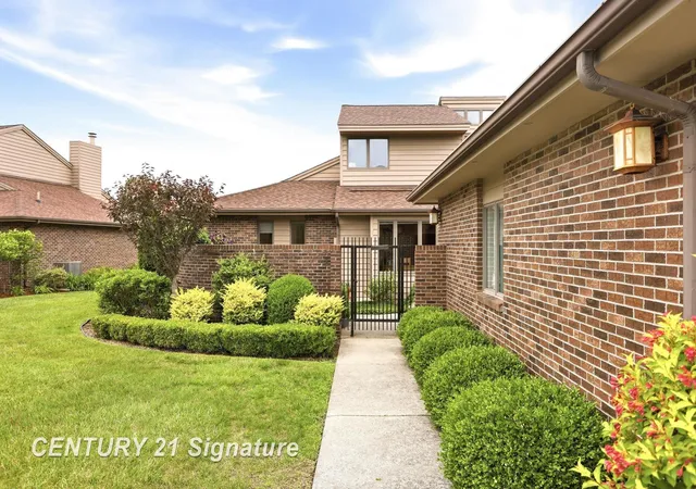 Listing Photo 4 - Condo for sale in building located at 2715 Inverness Dr, Bay City, MI 48706