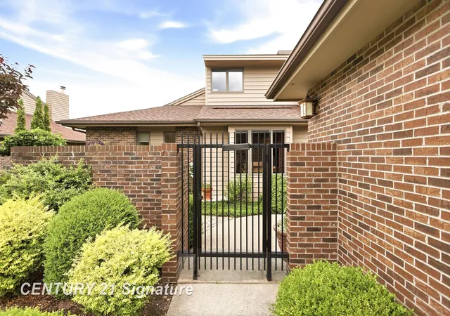 Listing Photo 5 - Condo for sale in building located at 2715 Inverness Dr, Bay City, MI 48706