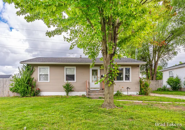 Photo 2 of Single family home for sale at 1852 Collingwood Ave Sw, Wyoming, MI 49519 | MLS# 65026030504 | Listing updated on 2026-06-20