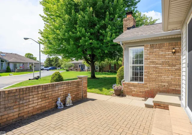 Listing Photo 2 - Condo for sale in building located at 48743 Keystone Ct, Shelby Township, MI 48315 - Unit #