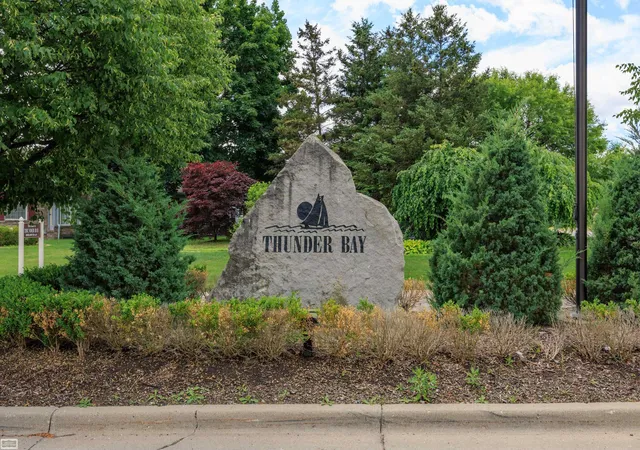 Listing Photo 3 - Condo for sale in building located at 48743 Keystone Ct, Shelby Township, MI 48315