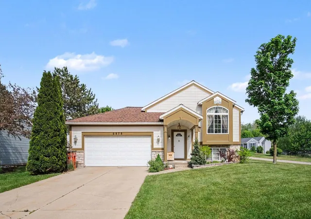 Photo 3 of Single family home for sale at 6878 Lake Blf Dr Ne, Comstock Park, MI 49321 | MLS# 65026030533 | Listing updated on 2026-09-11
