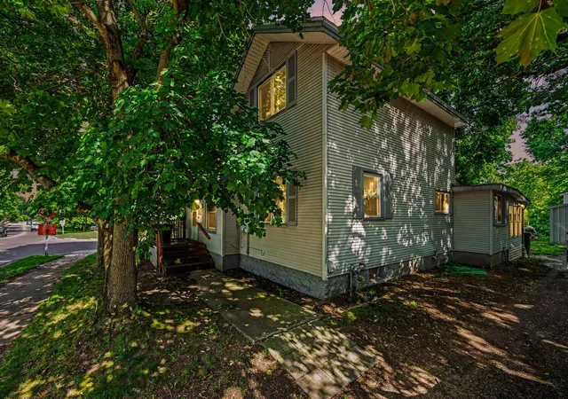 Photo 2 of Single family home for sale at 402 W Broadway St, Three Rivers, MI 49093 | MLS# 62026030537 | Listing updated on 2026-09-14