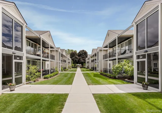Listing Photo 2 - Condo for sale in building located at 305 N Eton St, Birmingham, MI 48009 - Unit #A