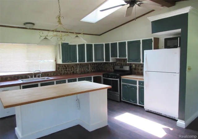 Photo 2 of Single family home for sale at 1575 Banmoor Dr, Troy, MI 48084 | MLS# 20261046379 | Listing updated on 2026-09-09