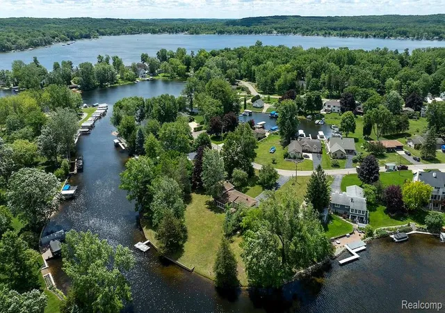 Photo 1 of Single family home for sale at 1165 Camelot Dr, Pinckney, MI 48169 | MLS# 20261046394 | Listing updated on 2026-09-14