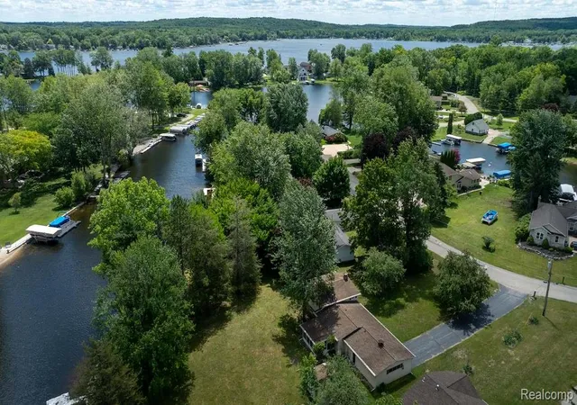 Photo 2 of Single family home for sale at 1165 Camelot Dr, Pinckney, MI 48169 | MLS# 20261046394 | Listing updated on 2026-09-14