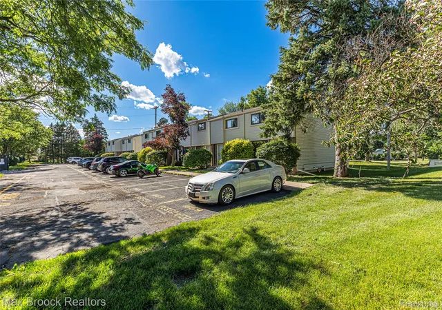 2nd image of 1669 Wimbledon Dr, Walled Lake, MI 48390