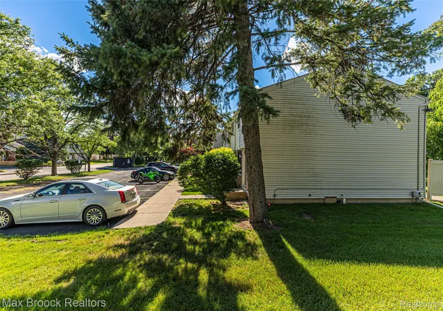 3rd image of 1669 Wimbledon Dr, Walled Lake, MI 48390