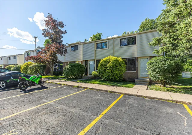 4th image of 1669 Wimbledon Dr, Walled Lake, MI 48390