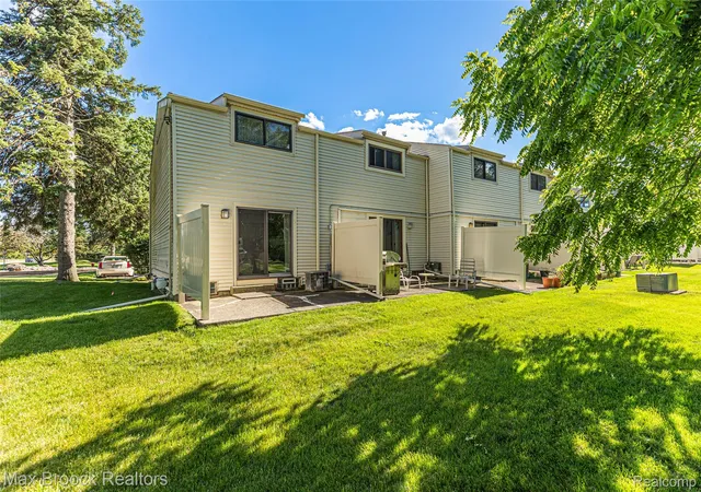 5th image of 1669 Wimbledon Dr, Walled Lake, MI 48390