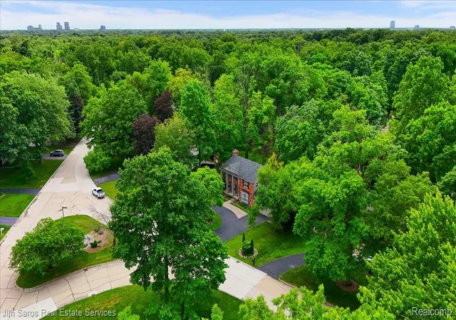 5th image of 32807 Red Oaks Trl, Beverly Hills, MI 48025 | MLS# 20261046414