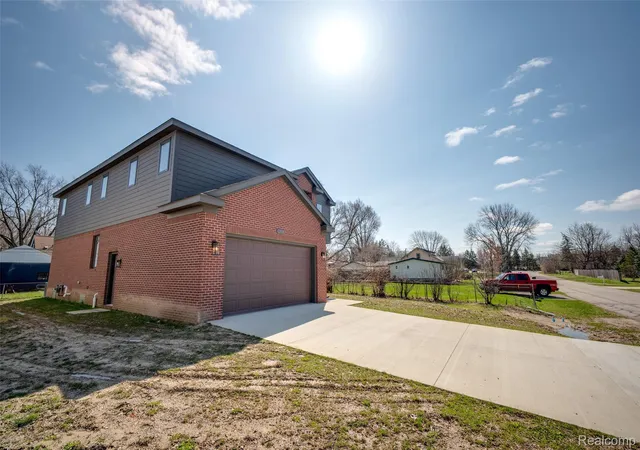 Photo 3 of Single family home for sale at 2921 Walsh Dr, Rochester Hills, MI 48309 | MLS# 20261046431 | Listing updated on 2026-08-23