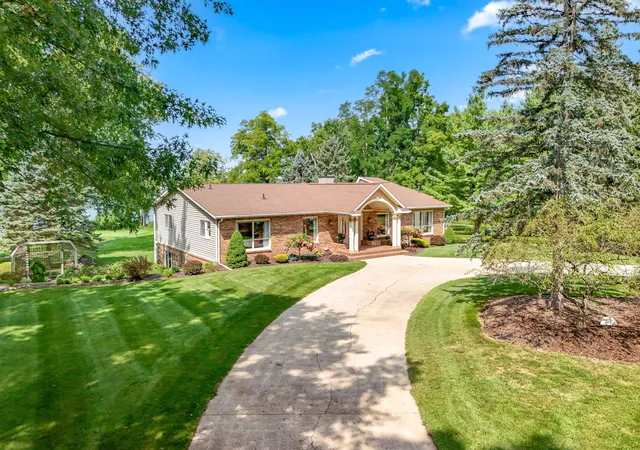 Photo 3 of Single family home for sale at 686 Leonard Dr, Coldwater, MI 49036 | MLS# 62026030586 | Listing updated on 2026-09-30