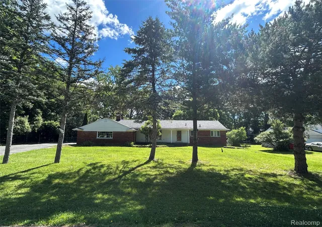 Photo 1 of Single family home for sale at 25426 Edgemont Dr, Southfield, MI 48033 | MLS# 20261046478 | Listing updated on 2026-07-16
