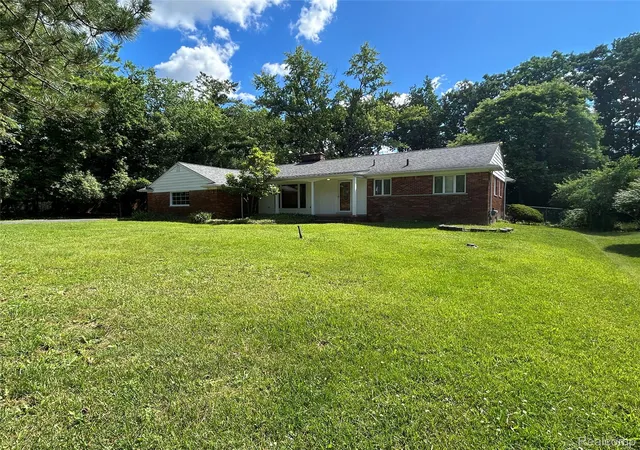 Photo 2 of Single family home for sale at 25426 Edgemont Dr, Southfield, MI 48033 | MLS# 20261046478 | Listing updated on 2026-07-16