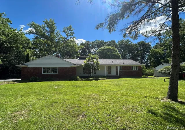 Photo 3 of Single family home for sale at 25426 Edgemont Dr, Southfield, MI 48033 | MLS# 20261046478 | Listing updated on 2026-07-16
